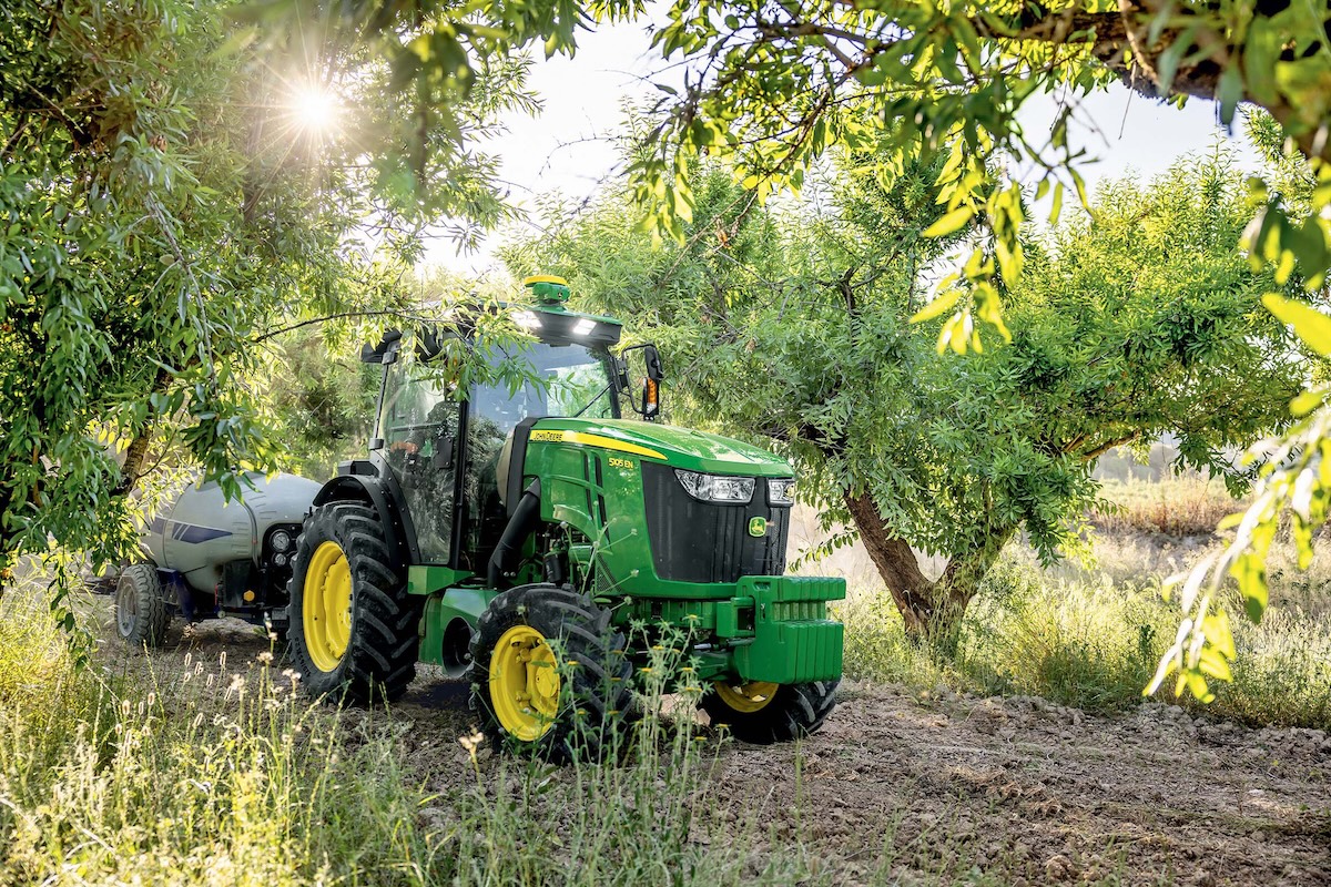 Il trattore 5EN di John Deere combina un design compatto con motori PowerTech per le attivit&agrave; in vigneti e frutteti